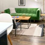 un sofa verde claro en el salon