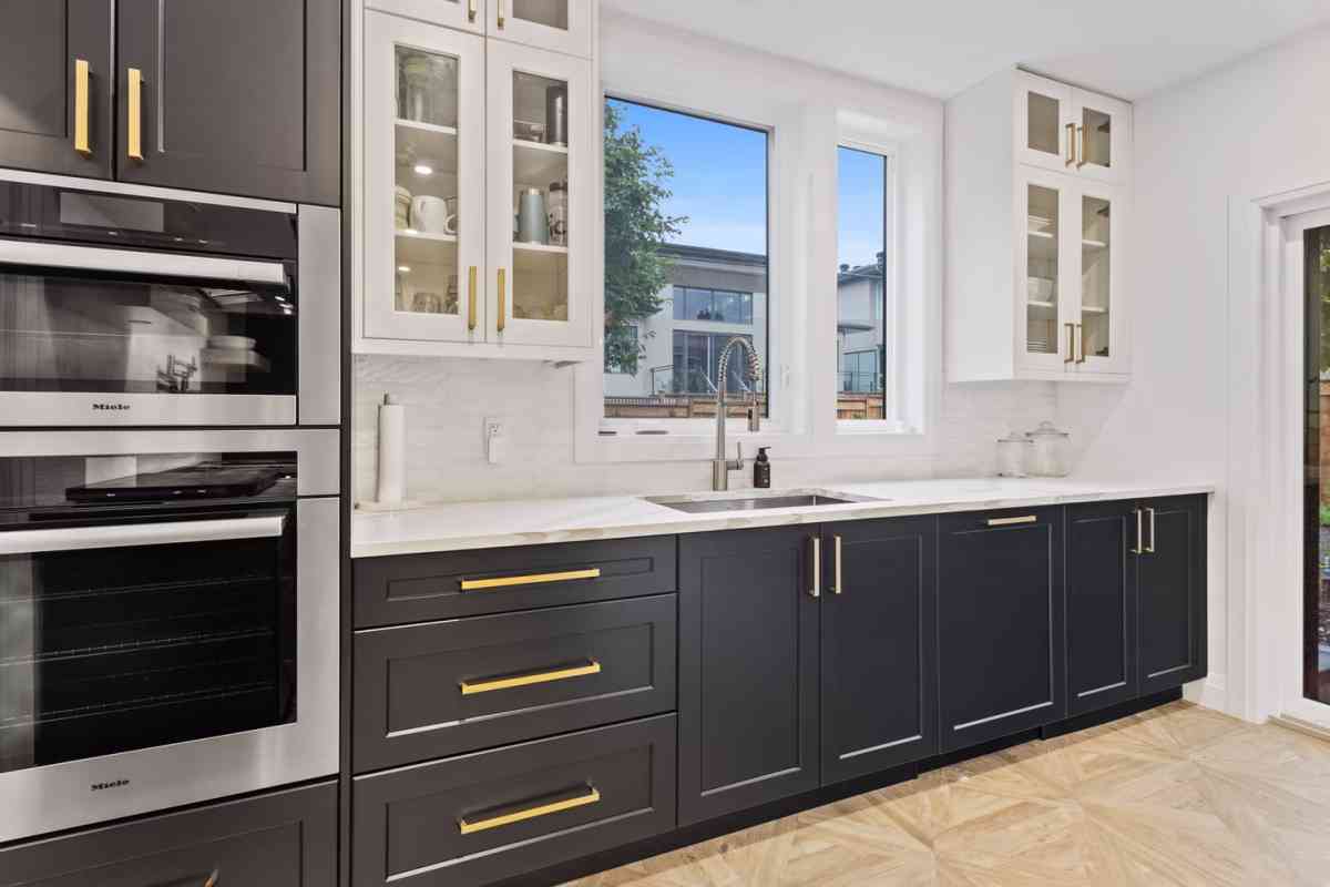 El color negro triunfa en los gabinetes de cocina de este 2022