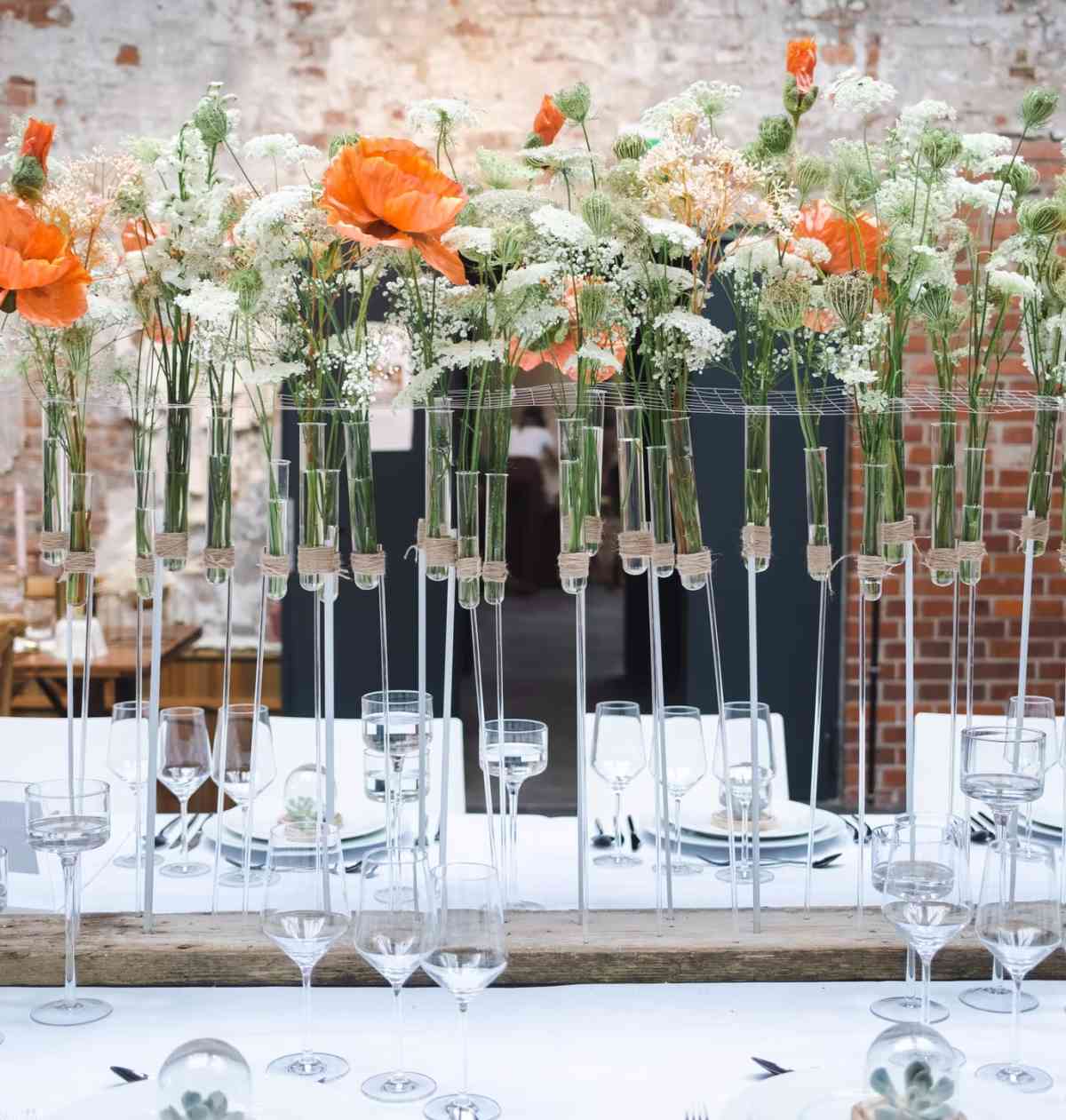 Salida Birmania asiático Cristales y coloridas flores en los centros de mesa para las bodas del  verano 2022