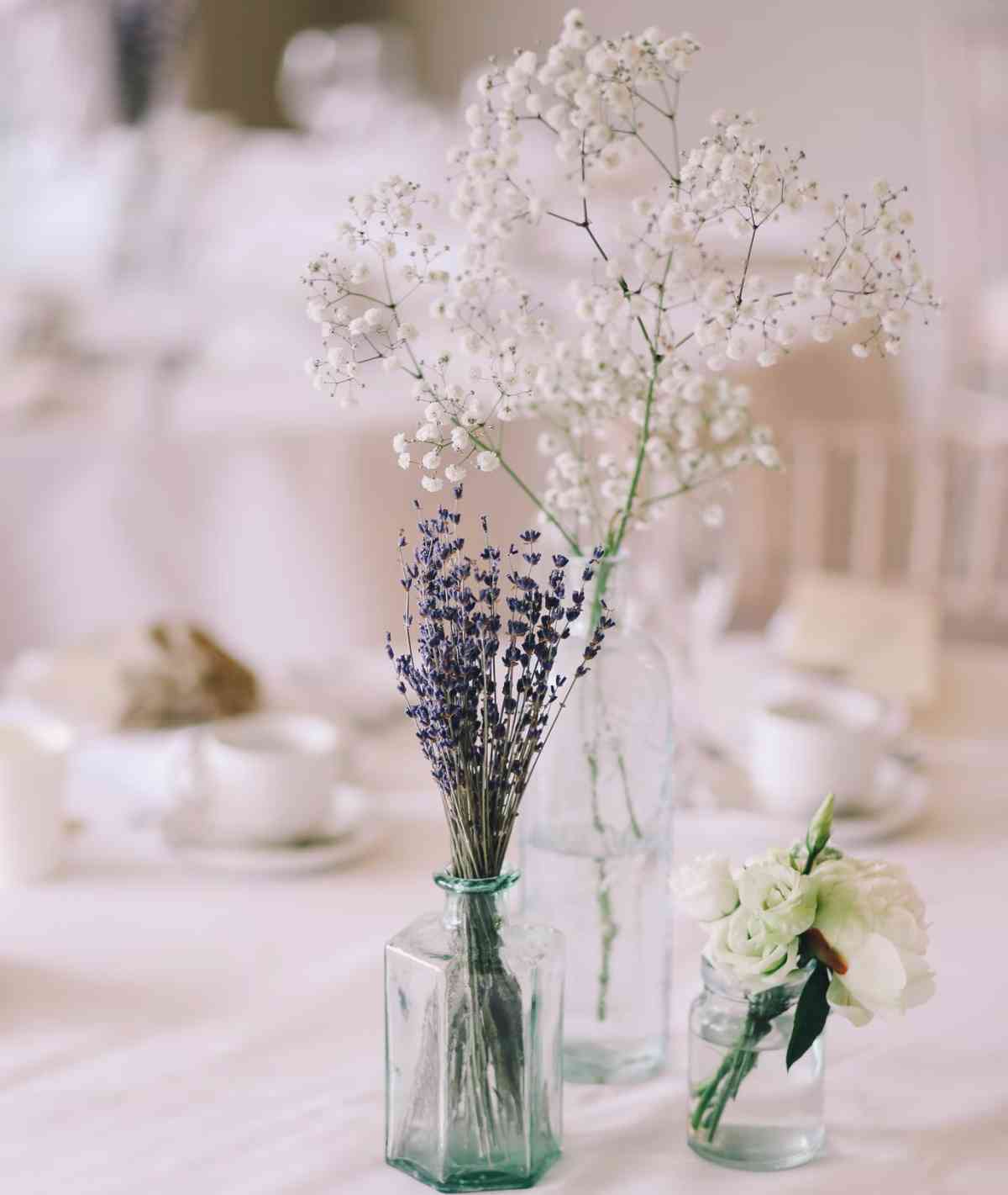 Cristales y coloridas flores en los centros de mesa para las bodas del  verano 2022