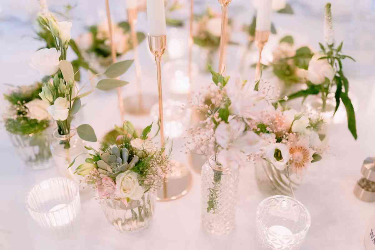 Cristales y coloridas flores en los centros de mesa para las bodas del verano 2022