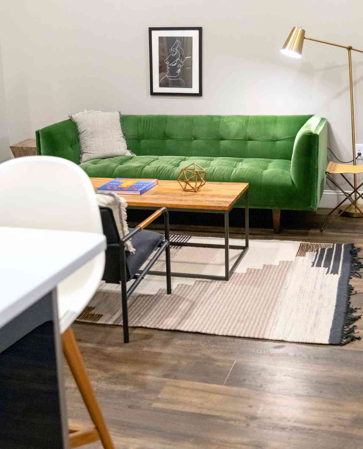 El espectacular sofá verde que debes tener en el salón este verano 2022 4