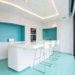 descubre-los-suelos-mas-adecuados-para-las-cocinas-blancas-7