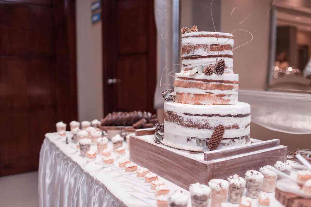 Elige el pastel desnudo "naked cake" ideal para tu espectacular boda de otoño 2