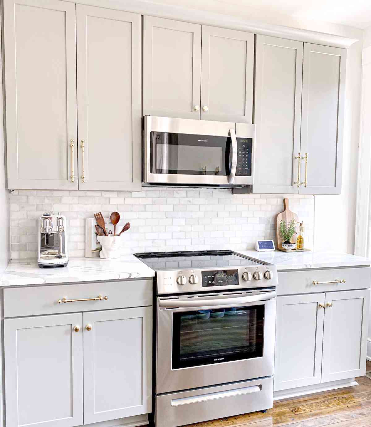 Los gabinetes color blanco son el revival de la temporada para tu cocina 2