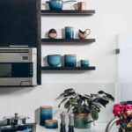 cocina-decorada-con-estantes-abiertos