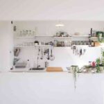 decorar la cocina con estantes abiertos