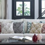 sofa con estampados en los cojines