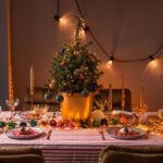 mini arbol navideno en el comedor