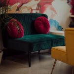 sofa de terciopelo en verde