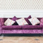 un sofa en terciopelo