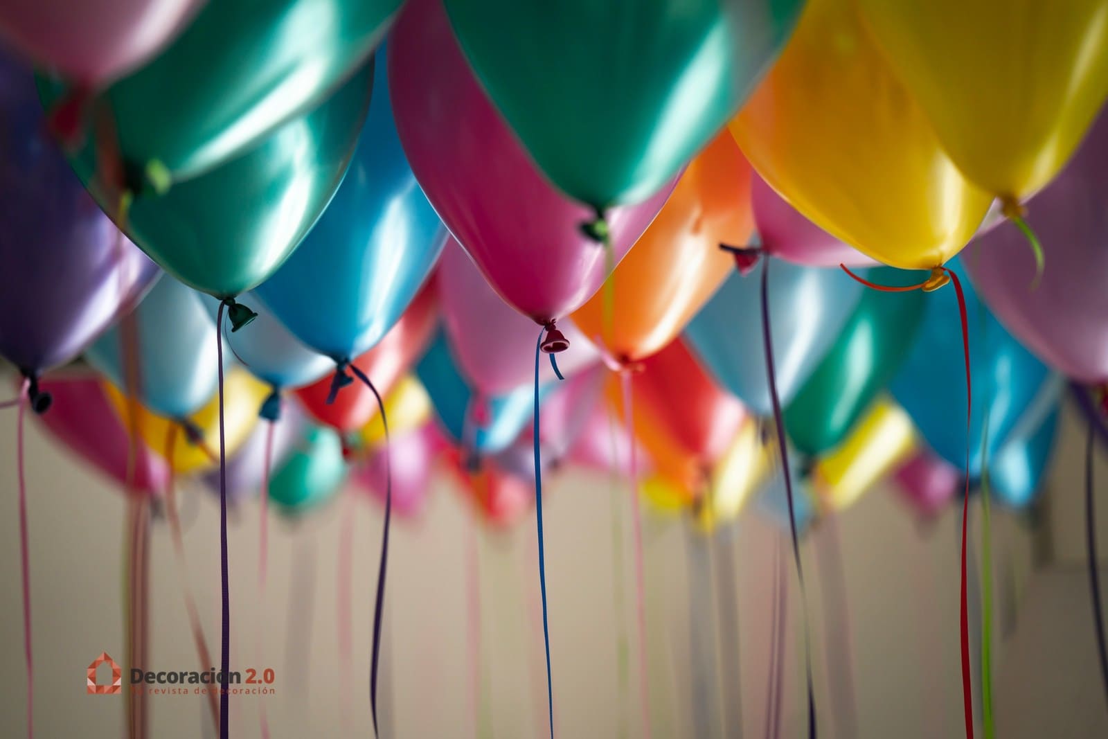 Globos de colores llenos de helio