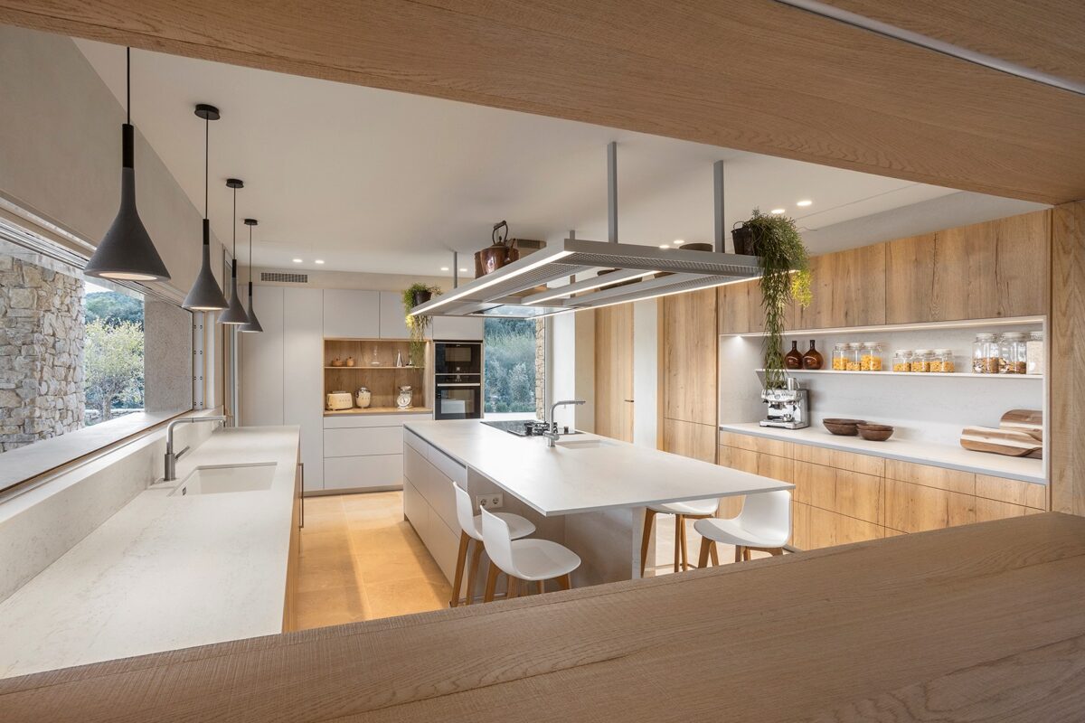 Cocinas de verano: luz, funcionalidad y estilo para disfrutar del corazón de la casa en vacaciones 2