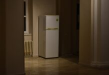 Desenchufar para ahorrar luz puede salir caro: los aparatos que conviene dejar en standby