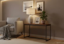 Mesa esquinera de madera decorada con lámpara y planta en un salón moderno