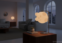 Lámpara de diseño Guiri sobre una mesa auxiliar en un salón moderno