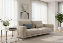 Mesas auxiliares de vidrio y aluminio en salón moderno