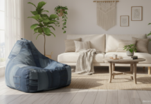 Puff reciclado con vaqueros: ideas creativas para decorar tu hogar Puff reciclado con vaqueros en un salón moderno y acogedor
