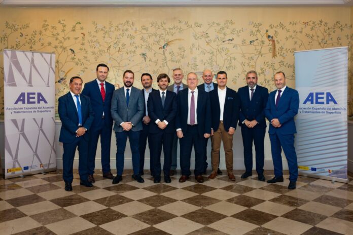 La patronal del aluminio se reúne con el Ministro de Industria para abordar los desafíos del sector
