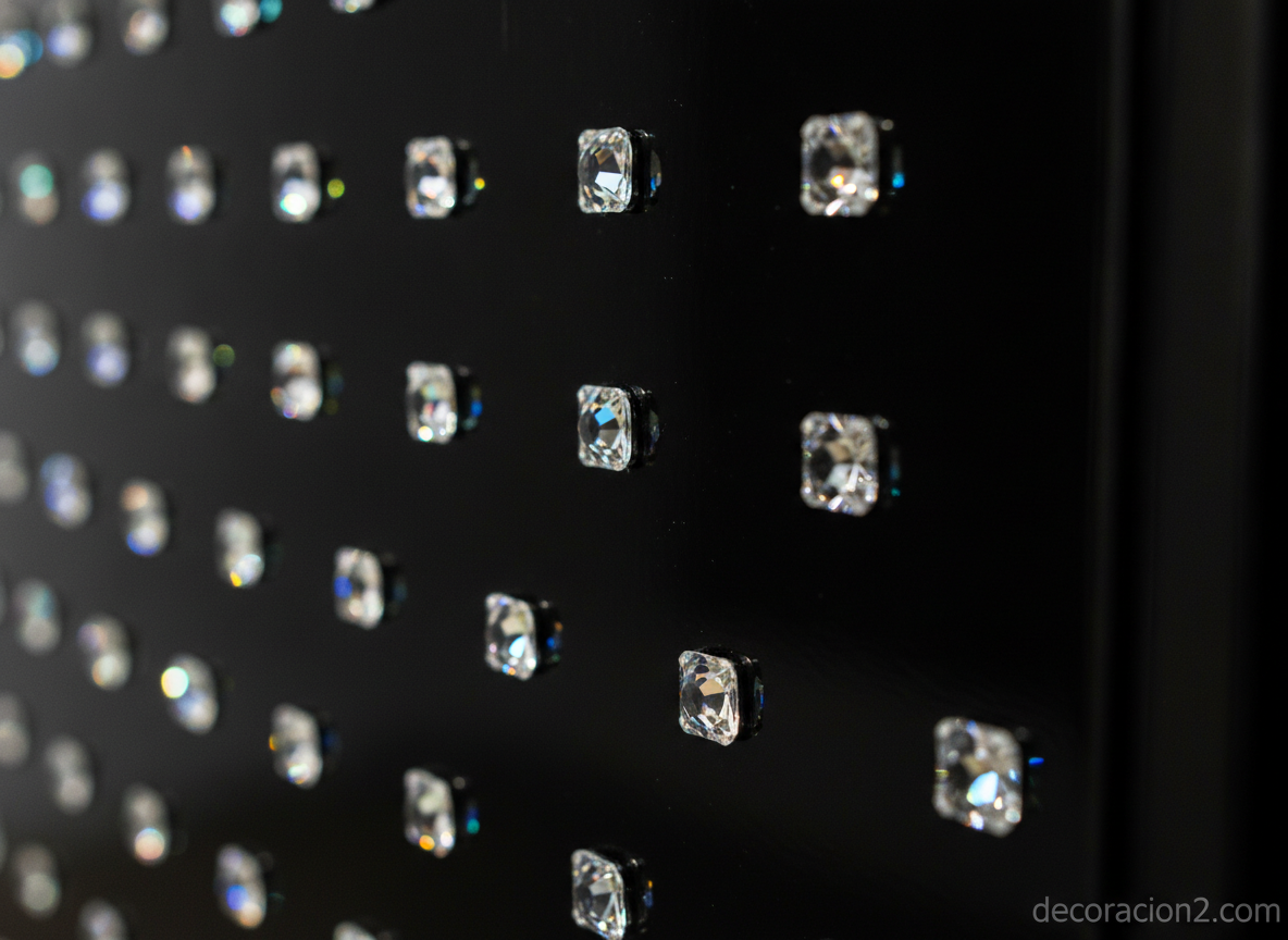 Cocina de lujo con cristales Swarovski: la Crystal 25 de Auró 1 Detalle de cristales Swarovski incrustados a mano en el frente de un mueble de cocina