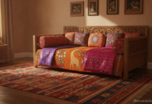 Dormitorio infantil de estilo indio con ropa de cama naranja y morada