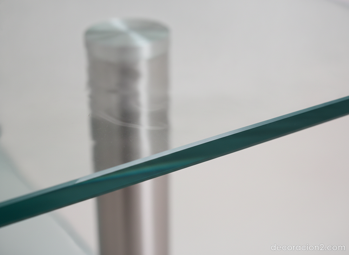 Detalle del grosor y transparencia del cristal curvado de una mesa auxiliar