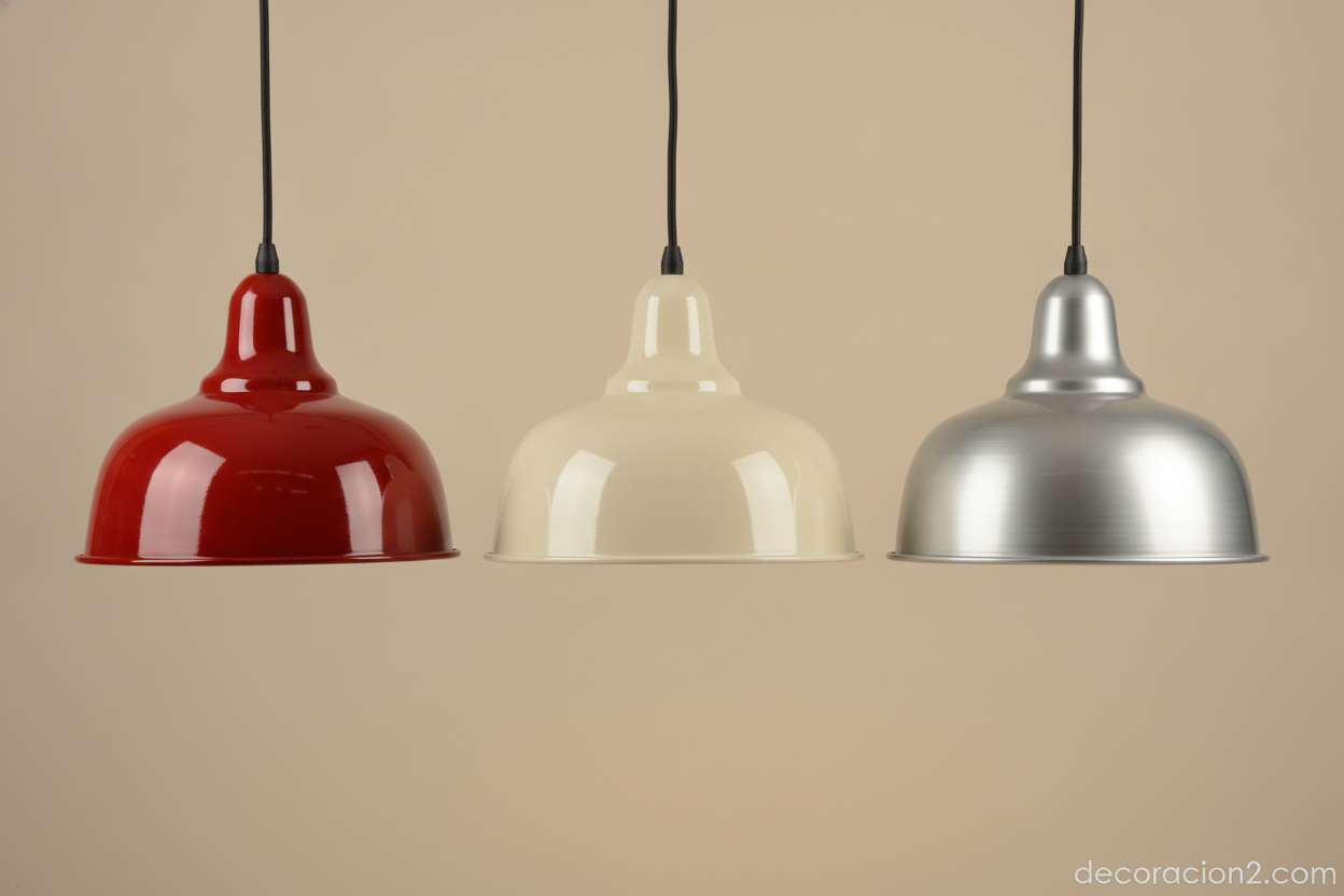 Lámpara retro Cafe Lamp de Pedlars: iluminación con alma vintage 8 Los tres acabados de la lámpara retro Cafe Lamp: rojo, crema y plata