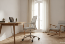 Rincón de trabajo en casa con asientos ergonómicos: silla de malla regulable junto a un escritorio de roble y una mecedora baja frente a la ventana