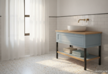 Baño luminoso con un mueble de lavabo restaurado y pintado en azul claro satinado sobre patas metálicas