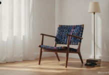 Sillón de corbatas con asiento y respaldo trenzados con corbatas de seda en un salón luminoso