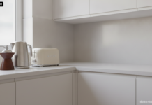 Encimera de cocina moderna con electrodomésticos de diseño agrupados en un extremo junto a una ventana