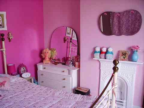 Un dormitorio femenino con estilo vintage 4