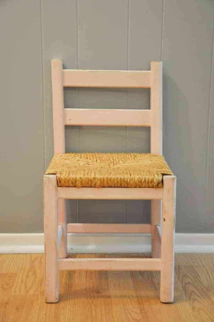 DIY: una silla infantil decorada con papel 3