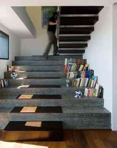Decorar con libros la escalera