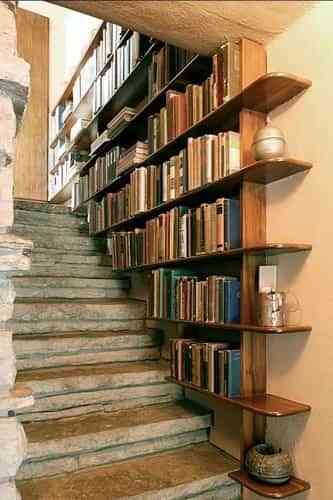 Decorar escaleras con librera de madera
