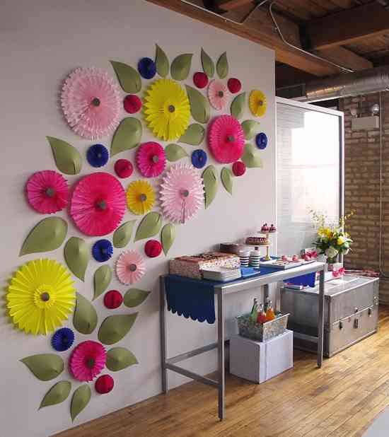 una pared con flores de papel Decoración de interiores | Opendeco