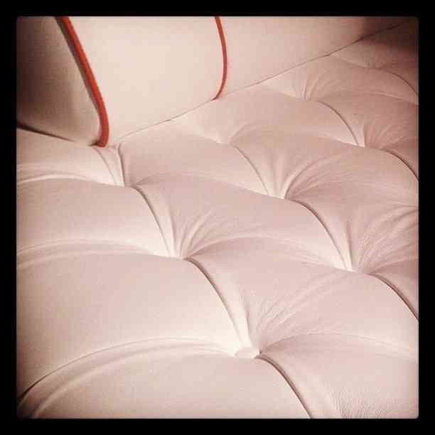 Cómo limpiar un sofá de cuero blanco
