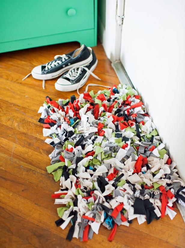 decorar tu dormitorio reciclando camisetas