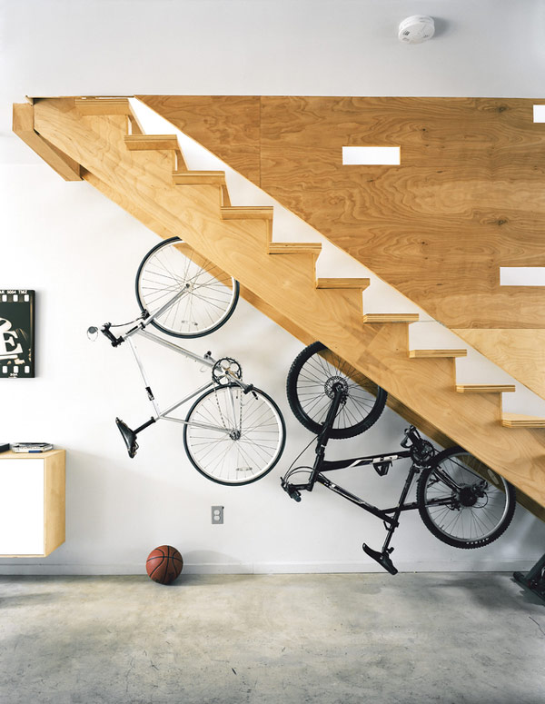 bicicletas debajo de una escalera