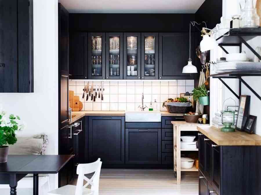 blanco, negro y madera en cocinas IV
