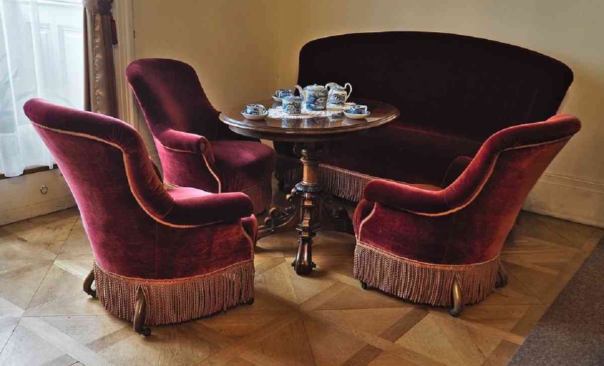 Los muebles antiguos tapizados en terciopelo son ideales para el  salón en estilo grandmillennial.
