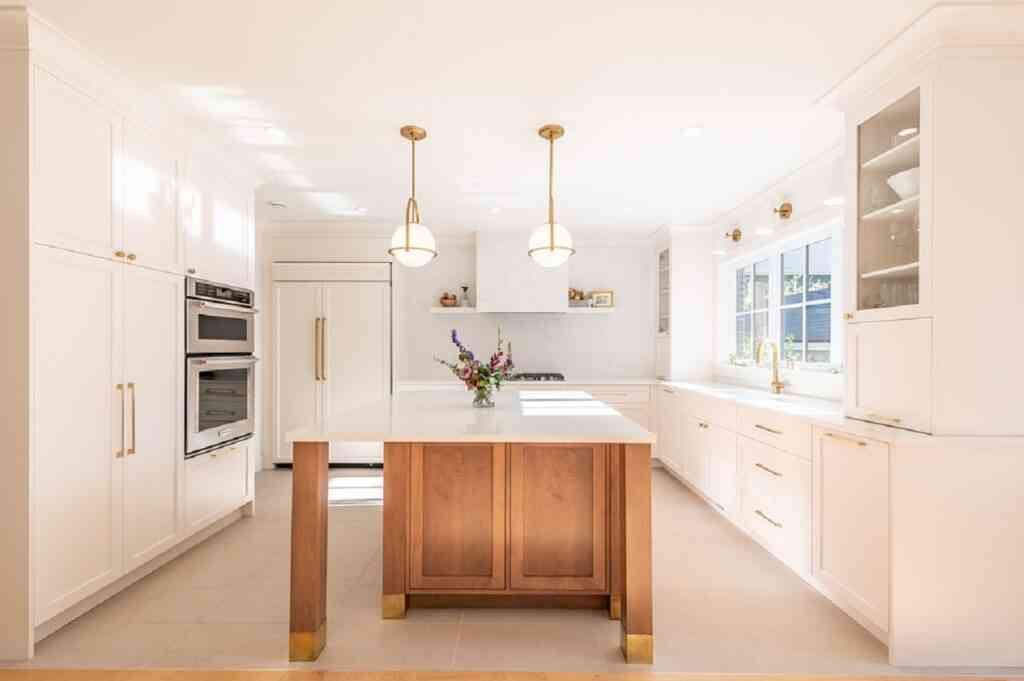 Las cocinas blancas nunca pasan de moda, son atemporales. Agrega blanco llenarás de luz el espacio.