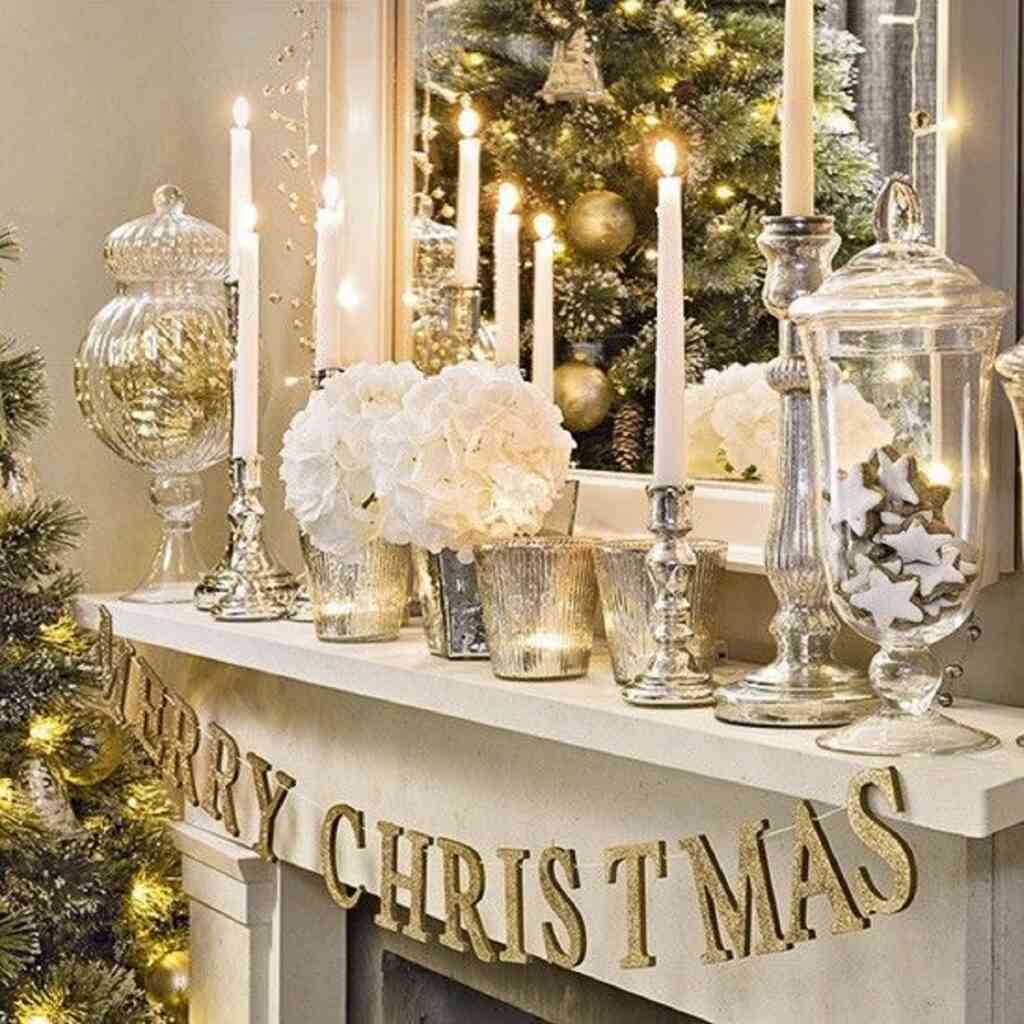 La chimenea decorada con velas, brillo y flores brinda gran elegancia y glamour a tu salón.