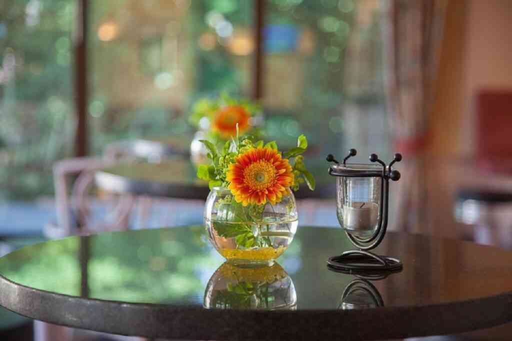 Arreglos florales en mesas auxiliares son una gran opción ya sean pequeños o más llamativos.