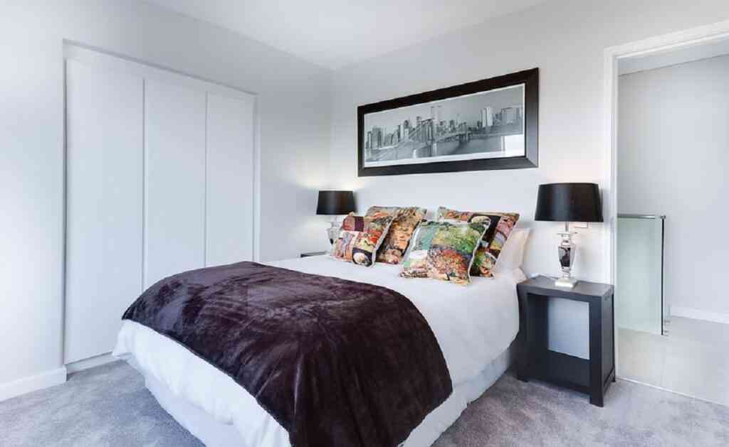 Puedes decorar con mucha creatividad un dormitorio sin ventanas y volverlo luminoso, ventilado y muy confortable.