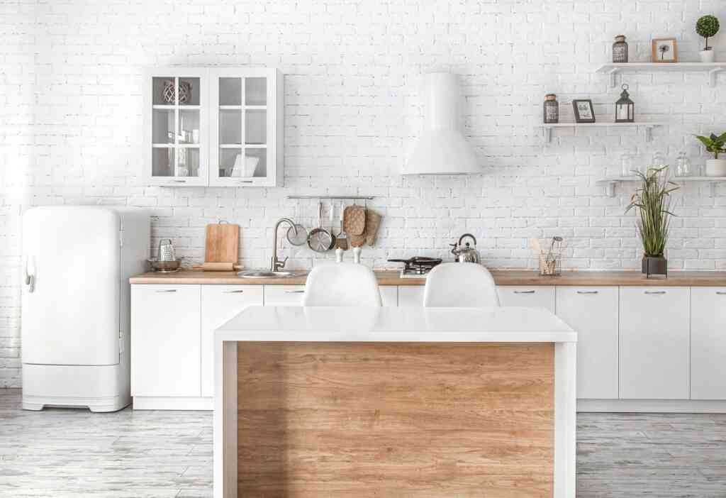 El diseño de las cocinas modernas en el estilo escandinavo, resalta el blanco por su gran luminosidad.