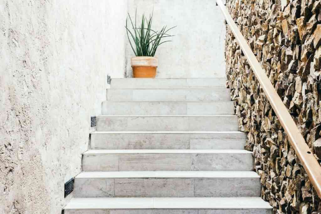 Descanso de la escalera: 10 ideas para decorar este espacio olvidado 1