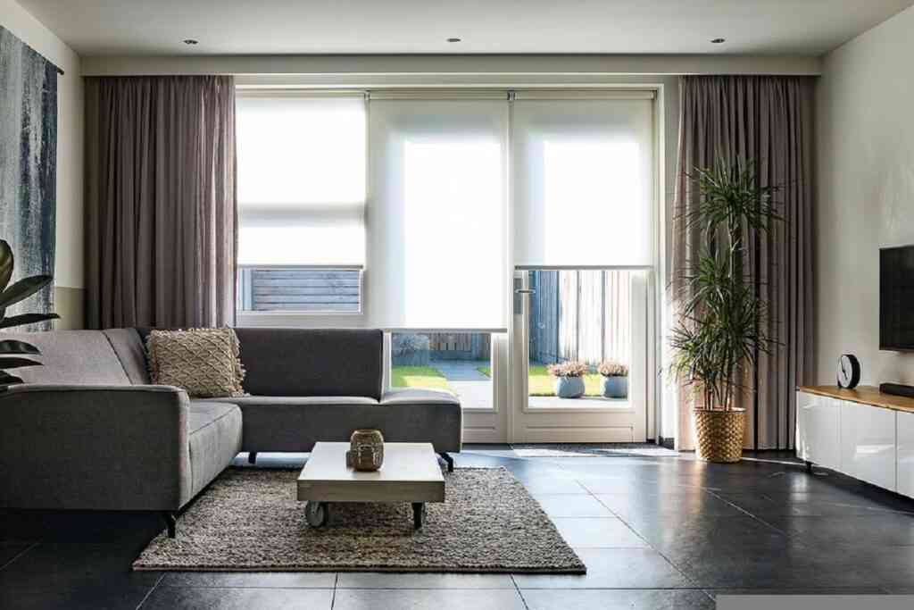Las cortinas largas crean efecto visual de ampliar el espacio de tu piso pequeño.