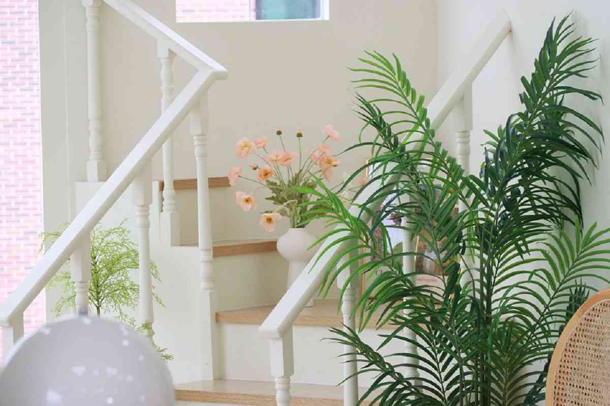 Colocar plantas para decorar el descanso de la escalera es una gran opción.