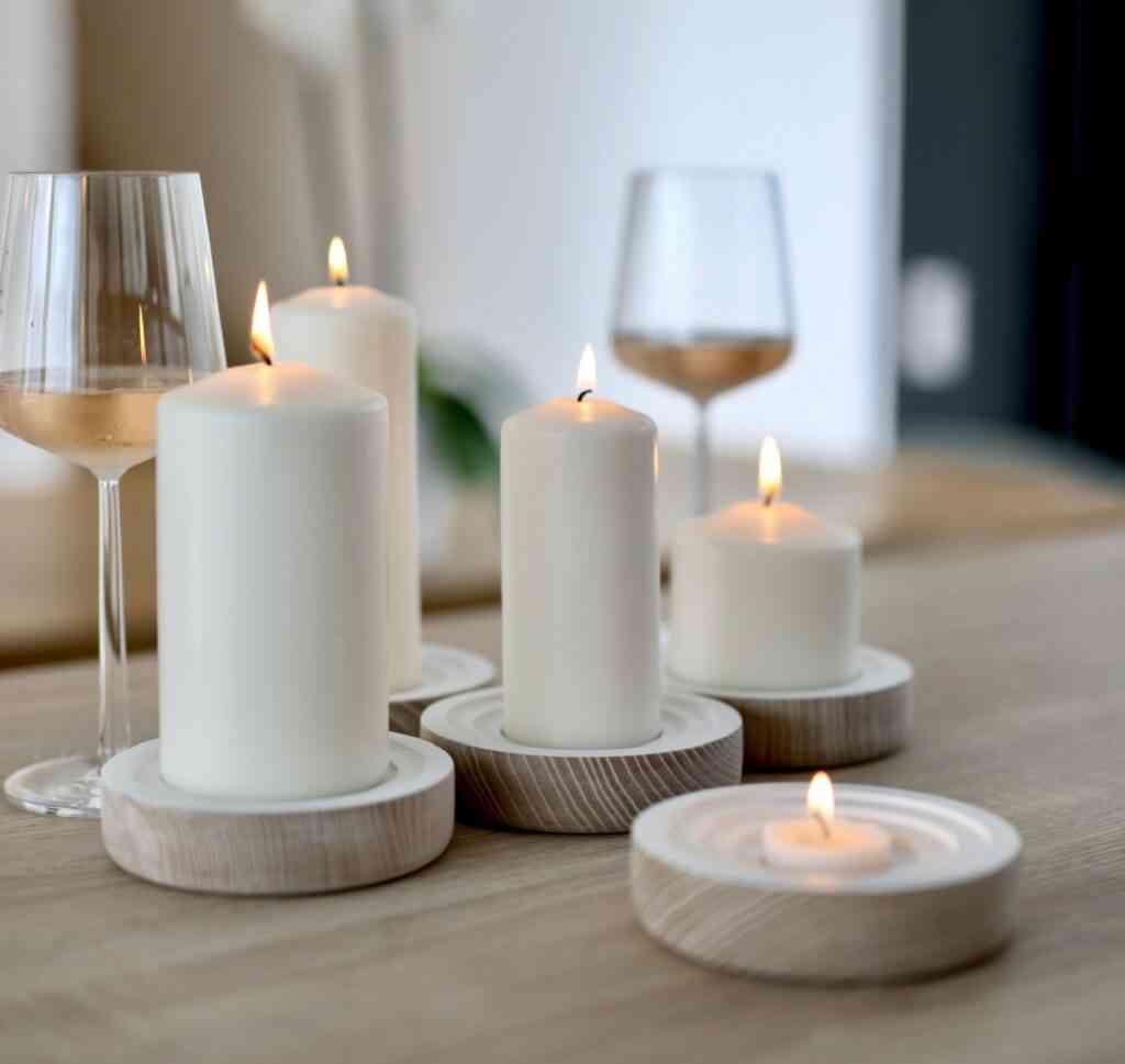 Las velas blancas no pueden faltar en el estilo hygge en decoración.